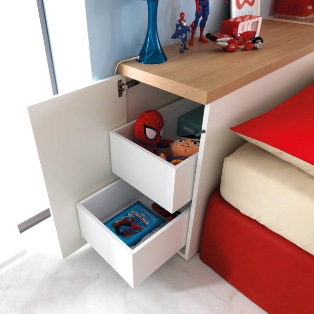 Per sfruttare al massimo lo spazio dietro al letto, i due divani appoggiano il lato corto a due elementi Arcon. Arcon è un modulo contenitore il cui corpo centrale contiene due comodi cassetti a estrazione totale che scorrono su guide Quadro. Uno spazio ottimizzato al massimo per riporre, organizzare e conservare. Per sfruttare al massimo lo spazio dietro al letto, i due divani appoggiano il lato corto a due elementi Arcon. Arcon è un modulo contenitore il cui corpo centrale contiene due comodi cassetti a estrazione totale che scorrono su guide Quadro. Uno spazio ottimizzato al massimo per riporre, organizzare e conservare.