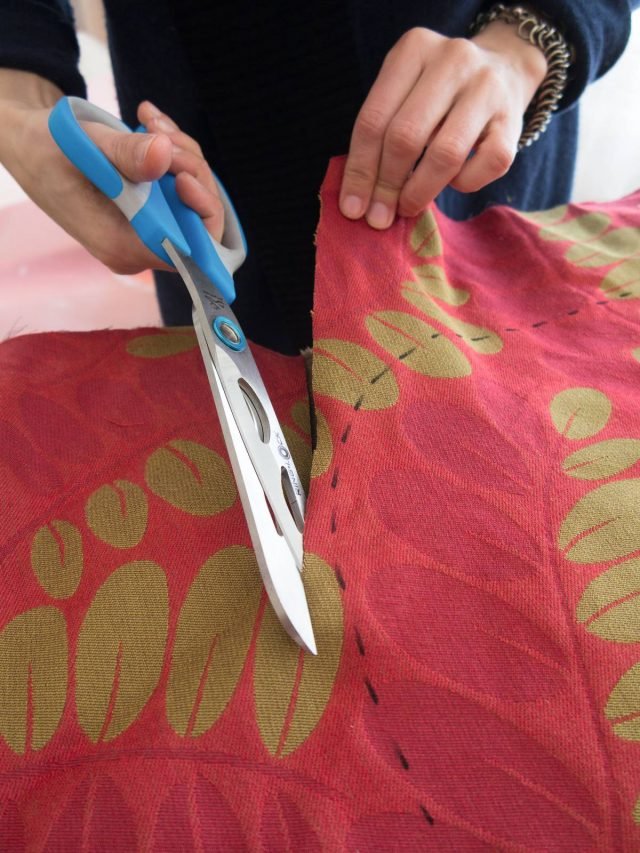Tagliare la stoffa lungo la linea tratteggiata lasciando un margine
di un paio di centimetri.
Dal tessuto avanzato ritagliare
una striscia alta circa 3 cm lunga
quanto il profilo della seduta. Tagliare la stoffa lungo la linea tratteggiata lasciando un margine
di un paio di centimetri.
Dal tessuto avanzato ritagliare
una striscia alta circa 3 cm lunga
quanto il profilo della seduta.