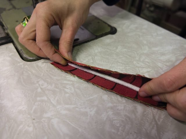 Chiudere all'interno
della striscia un pezzo
di corda bianca (della stessa lunghezza), e cucire sul dritto del tessuto a formare un cordoncino, detto coda di topo. Chiudere all'interno
della striscia un pezzo
di corda bianca (della stessa lunghezza), e cucire sul dritto del tessuto a formare un cordoncino, detto coda di topo.