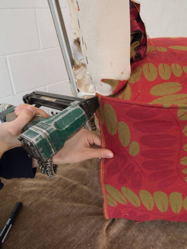 Utilizzando la sparapunti fissare
il tessuto sul retro della struttura (facendo punti ravvicinati per assicurare una tenuta migliore e far aderire meglio le due superfici). Utilizzando la sparapunti fissare
il tessuto sul retro della struttura (facendo punti ravvicinati per assicurare una tenuta migliore e far aderire meglio le due superfici).