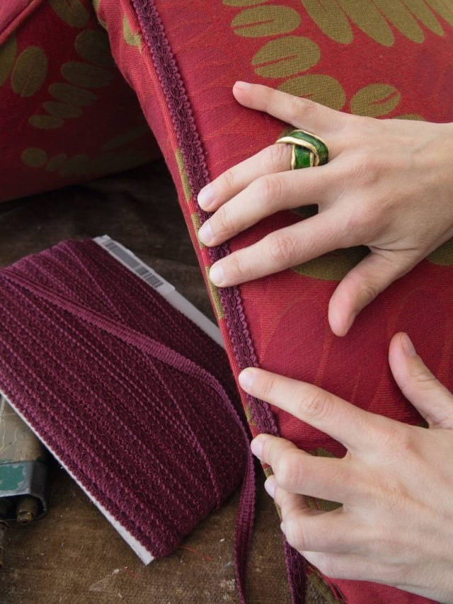 In corrispondenza delle giunture della stoffa applicare un leggero strato di colla, stendere
la passamaneria facendo un po' di pressione con le dita, e lasciare asciugare. In corrispondenza delle giunture della stoffa applicare un leggero strato di colla, stendere
la passamaneria facendo un po' di pressione con le dita, e lasciare asciugare.