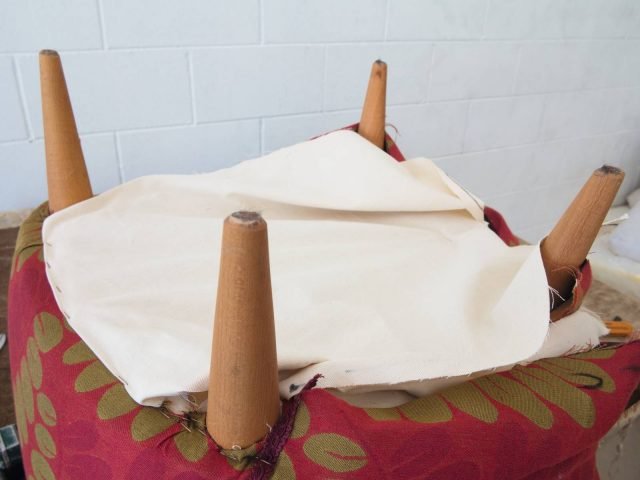 Infine, ribaltare la poltrona e coprire
il fondo con una tela di cotone bianco grande abbastanza per nascondere le cuciture del tessuto di rivestimento. Fissarlo con i punti, ripiegando il bordo perché non si sfilacci. Infine, ribaltare la poltrona e coprire
il fondo con una tela di cotone bianco grande abbastanza per nascondere le cuciture del tessuto di rivestimento. Fissarlo con i punti, ripiegando il bordo perché non si sfilacci.