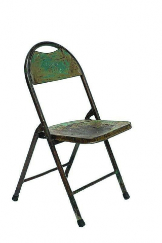 Originale, la sedia Tijera di Novità Home, in ferro, disponibile anche di colore azzurro. Misura L 42 x P 38 x H 82 cm e costa 108 euro.