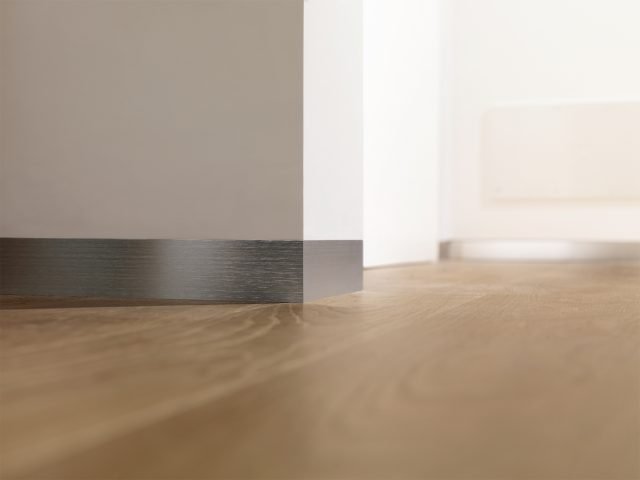 battiscopa Proskirting Flat di Progress Profiles è composto da un supporto forato in alluminio naturale, da fissare alla parete, e da un profilo a vista, da fissare al supporto, disponibile in alluminio anodizzato spazzolato e verniciato. battiscopa Proskirting Flat di Progress Profiles è composto da un supporto forato in alluminio naturale, da fissare alla parete, e da un profilo a vista, da fissare al supporto, disponibile in alluminio anodizzato spazzolato e verniciato.