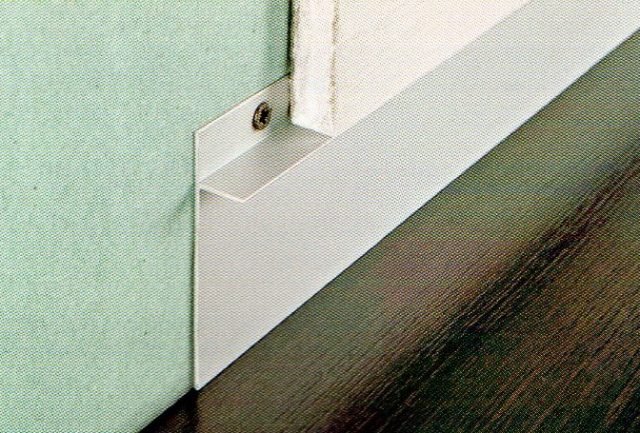 battiscopa Proskirting Ins di Progress Profiles in alluminio anodizzato argento battiscopa Proskirting Ins di Progress Profiles in alluminio anodizzato argento