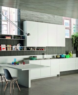 cucina Way di Snaidero con zoccolo a effetto sospeso cucina Way di Snaidero con zoccolo a effetto sospeso
