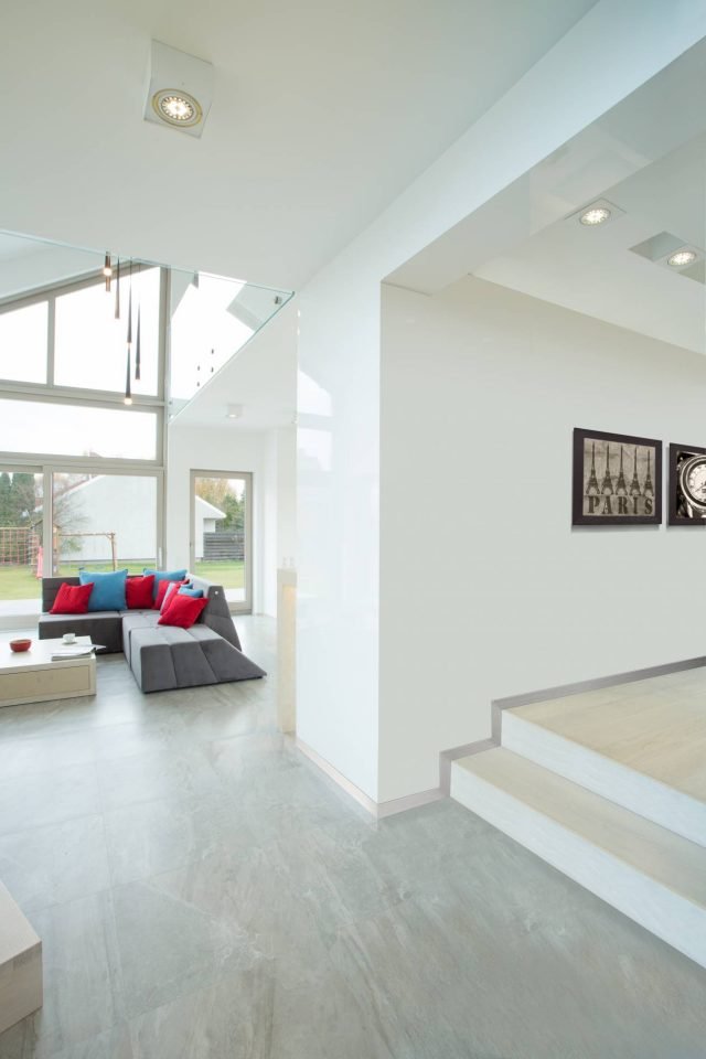 battiscopa composto da un supporto forato in alluminio naturale, da fissare alla parete Proskirting Channel di Progress Profiles battiscopa composto da un supporto forato in alluminio naturale, da fissare alla parete Proskirting Channel di Progress Profiles