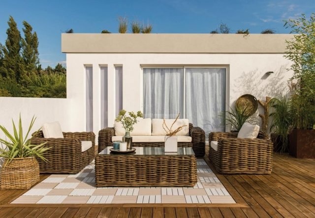 È realizzato in rattan naturale il coffee set Ayamonte composto da un divano a due posti, due poltrone e un tavolino rettangolare con piano in vetro. Costa 1.390 euro. È realizzato in rattan naturale il coffee set Ayamonte composto da un divano a due posti, due poltrone e un tavolino rettangolare con piano in vetro. Costa 1.390 euro.