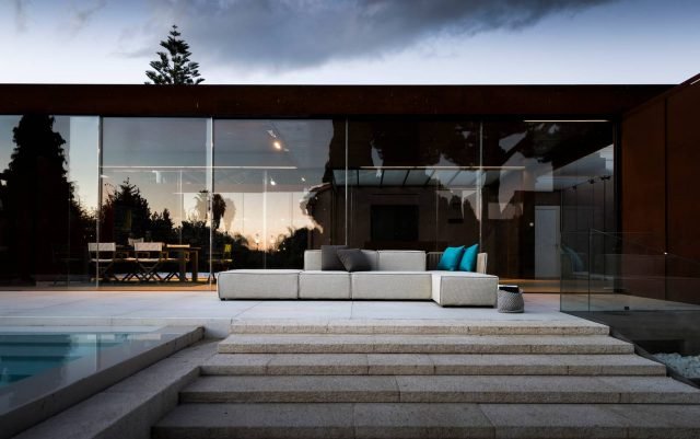 Linee pulite, modularità, eleganza sono i tratti distintivi della collezione Deauville di Unopiù, sedute componibili versatili e “ibride” capaci di rendere confortevoli spazi aperti e soggiorni al chiuso. Un sistema morbido che cela un cuore tecnologico drenante al 100%: sotto al rivestimento tessile infatti uno strato rigido di tessuto tecnico brevettato protegge l’imbottitura di piume senza far ristagnare l’acqua, lasciandola invece trapassare da parte a parte garantendo la traspirabilità della seduta. La struttura portante di braccioli e schienali è di ferro zincato verniciato a polveri di color fango rivestito con intreccio lineare di corda beige, mentre il rivestimento sfoderabile è di polipropilene nelle tinte beige mélange e celeste mélange. Misure moduli a partire da L 75 x P 75 x H 38 cm. Prezzo a partire da 4.575 euro. www.unopiu.it Linee pulite, modularità, eleganza sono i tratti distintivi della collezione Deauville di Unopiù, sedute componibili versatili e “ibride” capaci di rendere confortevoli spazi aperti e soggiorni al chiuso. Un sistema morbido che cela un cuore tecnologico drenante al 100%: sotto al rivestimento tessile infatti uno strato rigido di tessuto tecnico brevettato protegge l’imbottitura di piume senza far ristagnare l’acqua, lasciandola invece trapassare da parte a parte garantendo la traspirabilità della seduta. La struttura portante di braccioli e schienali è di ferro zincato verniciato a polveri di color fango rivestito con intreccio lineare di corda beige, mentre il rivestimento sfoderabile è di polipropilene nelle tinte beige mélange e celeste mélange. Misure moduli a partire da L 75 x P 75 x H 38 cm. Prezzo a partire da 4.575 euro. www.unopiu.it