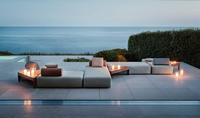 Insieme semplice e sofisticato, naturale e raffinato, il sistema modulare Brixx di Dedon è pensato per dare vita ad isole di comfort su misura. Gli elementi rettangolari, volutamente accessibili da tutti i lati, possono essere infatti accostati e arricchiti con accessori – schienali, cuscini, tavolino triangolare – per accrescerne la funzionalità secondo le esigenze. Il rivestimento di speciale tessuto tecnico idrorepellente è per il 50% ottenuto da materiale riciclato e volutamente simile nell’aspetto (con imperfezioni che danno profondità alla superficie e ne accrescono le sfumature) a quello degli imbottiti per gli interni. Misure a partire da L 95 x P 95 x H 43 cm. Prezzo su richiesta. www.dedon.de Insieme semplice e sofisticato, naturale e raffinato, il sistema modulare Brixx di Dedon è pensato per dare vita ad isole di comfort su misura. Gli elementi rettangolari, volutamente accessibili da tutti i lati, possono essere infatti accostati e arricchiti con accessori – schienali, cuscini, tavolino triangolare – per accrescerne la funzionalità secondo le esigenze. Il rivestimento di speciale tessuto tecnico idrorepellente è per il 50% ottenuto da materiale riciclato e volutamente simile nell’aspetto (con imperfezioni che danno profondità alla superficie e ne accrescono le sfumature) a quello degli imbottiti per gli interni. Misure a partire da L 95 x P 95 x H 43 cm. Prezzo su richiesta. www.dedon.de
