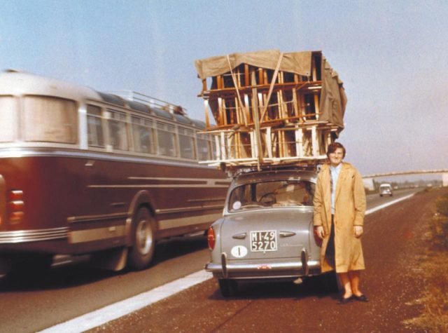 Negli anni Cinquanta le strutture grezze delle sedie Cassina erano trasportate sul tetto di una Fiat 110 verso la Liguria, dove venivano realizzati i sedili di canna d’India (Archivio Storico Cassina). Negli anni Cinquanta le strutture grezze delle sedie Cassina erano trasportate sul tetto di una Fiat 110 verso la Liguria, dove venivano realizzati i sedili di canna d’India (Archivio Storico Cassina).