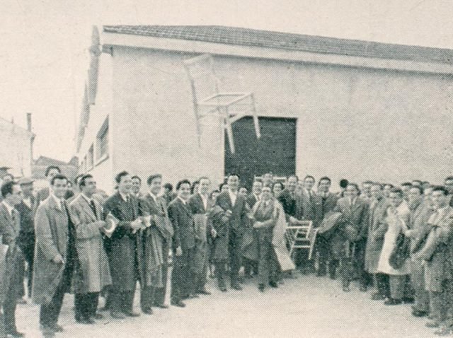 In questa foto il test empirico della Superleggera da parte dello stesso Cesare Cassina: un lancio nel cortile dell’azienda per verificarne la resistenza nonostante l’esilità della struttura (Archivio Storico Cassina). In questa foto il test empirico della Superleggera da parte dello stesso Cesare Cassina: un lancio nel cortile dell’azienda per verificarne la resistenza nonostante l’esilità della struttura (Archivio Storico Cassina).