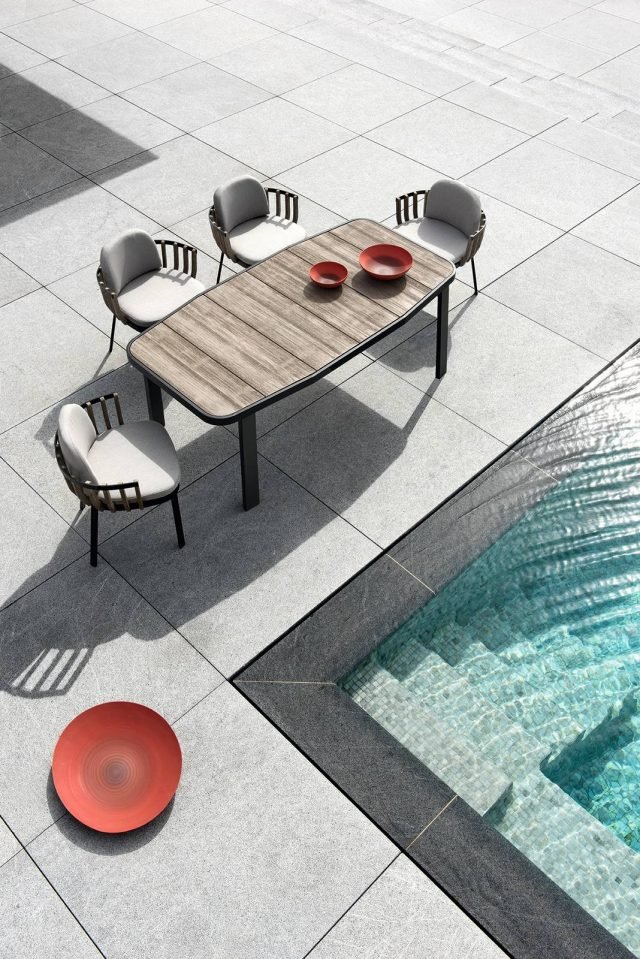 La collezione Swing (design Patrick Norguet) di Ethimo si arricchisce del tavolo e delle poltroncine dining, che riprendono il tema portante della elegante ripetizione ritmica degli elementi di teak su struttura di alluminio. Disponibile in teak naturale o decapato, con finitura Septa Black, Warmwhite e Warmred, tavolo e sedie misurano rispettivamente L 60 x P 53 x H 81 cm e L 190 x P 90 x H 75 cm. Prezzo tavolo 2.300 euro, poltroncina 540 euro. www.ethimo.com La collezione Swing (design Patrick Norguet) di Ethimo si arricchisce del tavolo e delle poltroncine dining, che riprendono il tema portante della elegante ripetizione ritmica degli elementi di teak su struttura di alluminio. Disponibile in teak naturale o decapato, con finitura Septa Black, Warmwhite e Warmred, tavolo e sedie misurano rispettivamente L 60 x P 53 x H 81 cm e L 190 x P 90 x H 75 cm. Prezzo tavolo 2.300 euro, poltroncina 540 euro. www.ethimo.com