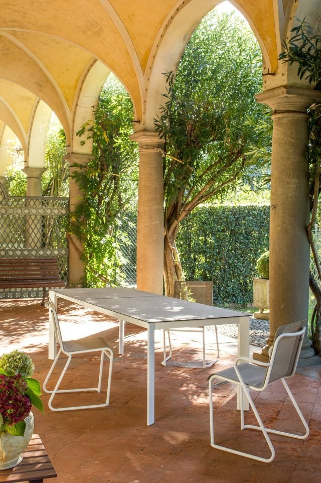 Il tavolo da pranzo Aria di Fiam si contraddistingue per la linea minimale e contemporanea: struttura con gambe a sezione rettangolare posizionate in diagonale per smorzarne la presenza materica, sottile piano di HPL effetto legno reso resistente da una innovativa tecnologia di lavorazione dell’essenza lignea. Qui è accostato alle sedie Lido, ispirate alle panchine pubbliche degli anni Cinquanta, con fluida silhouette di tondino metallico e rivestimento di tessuto sintetico. Prezzo tavolo a partire da 260 euro + iva (versione 70x70 cm), sedia 143 euro + iva. www.fiam.it Il tavolo da pranzo Aria di Fiam si contraddistingue per la linea minimale e contemporanea: struttura con gambe a sezione rettangolare posizionate in diagonale per smorzarne la presenza materica, sottile piano di HPL effetto legno reso resistente da una innovativa tecnologia di lavorazione dell’essenza lignea. Qui è accostato alle sedie Lido, ispirate alle panchine pubbliche degli anni Cinquanta, con fluida silhouette di tondino metallico e rivestimento di tessuto sintetico. Prezzo tavolo a partire da 260 euro + iva (versione 70x70 cm), sedia 143 euro + iva. www.fiam.it