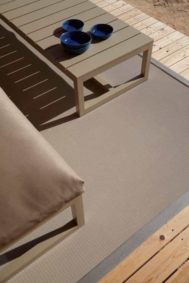 Il tappeto Dickson di Gandia Blasco, parte della prima collezione di tappeti per l’esterno del marchio, è tessuto con fibre altamente resistenti di vinile che ne garantiscono la durata nel tempo, pur presentando la medesima texture dei tessuti tradizionali. Accessorio ideale per ricreare un’atmosfera domestica e accogliente anche all’aperto, è disponibile in nove tinte con un ampio assortimento di bordature di tela di vinile o acrilica, ma può anche essere personalizzato nel colore e nella dimensione. Misure diverse fino a un massimo di L 200 x P 400 cm. Prezzo 550 euro + iva. www.gandiablasco.com Il tappeto Dickson di Gandia Blasco, parte della prima collezione di tappeti per l’esterno del marchio, è tessuto con fibre altamente resistenti di vinile che ne garantiscono la durata nel tempo, pur presentando la medesima texture dei tessuti tradizionali. Accessorio ideale per ricreare un’atmosfera domestica e accogliente anche all’aperto, è disponibile in nove tinte con un ampio assortimento di bordature di tela di vinile o acrilica, ma può anche essere personalizzato nel colore e nella dimensione. Misure diverse fino a un massimo di L 200 x P 400 cm. Prezzo 550 euro + iva. www.gandiablasco.com