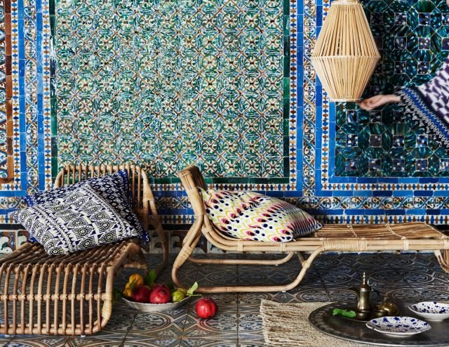La collezione in edizione limitata Jassa di Ikea nasce dalla collaborazione con cinque designer internazionali ispirati dai motivi tradizionali dell’Indonesia e del sud-est asiatico ed è realizzata a mano con materie prime naturali da artigiani. La chaise-longue, pensata per gli esterni ma capace di creare un’atmosfera esotica anche dentro casa, è realizzata con rattan trattato con vernice trasparente. Misura L 77 x P 152 x H 60 cm e costa 99 euro. www.ikea.com La collezione in edizione limitata Jassa di Ikea nasce dalla collaborazione con cinque designer internazionali ispirati dai motivi tradizionali dell’Indonesia e del sud-est asiatico ed è realizzata a mano con materie prime naturali da artigiani. La chaise-longue, pensata per gli esterni ma capace di creare un’atmosfera esotica anche dentro casa, è realizzata con rattan trattato con vernice trasparente. Misura L 77 x P 152 x H 60 cm e costa 99 euro. www.ikea.com