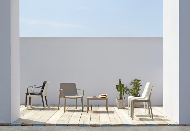 La sedia Ginevra di Scab Design, in versione con o senza braccioli, è pensata per un utilizzo sia in interno sia in esterno ed è impilabile. Con struttura in tecnopolimero riciclabile rinforzato con fibra di vetro e stampato con tecnologia air-moulding, è disponibile in sei colori e misura L 48/57 (con braccioli) x P 56 x H 86 cm. Prezzo a partire da 54,05 euro. www.scabdesign.com La sedia Ginevra di Scab Design, in versione con o senza braccioli, è pensata per un utilizzo sia in interno sia in esterno ed è impilabile. Con struttura in tecnopolimero riciclabile rinforzato con fibra di vetro e stampato con tecnologia air-moulding, è disponibile in sei colori e misura L 48/57 (con braccioli) x P 56 x H 86 cm. Prezzo a partire da 54,05 euro. www.scabdesign.com