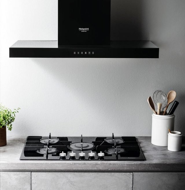 Il piano cottura a gas FTGHG 751 D/HA(BK)
di Hotpoint Ariston con estetica in vetro temperato nero ha 5 fuochi con bruciatore Direct Flame. L'accensione è elettronica
a una mano, le griglie in ghisa. La cappa Premium HHVS 8.7F LT K di Hotpoint Ariston
in classe A ha comandi Touch Control
e portata di aspirazione massima
di 636 m3/h. Misura L 80 x P 25 x H 146 cm.
www.hotpoint.it Il piano cottura a gas FTGHG 751 D/HA(BK)
di Hotpoint Ariston con estetica in vetro temperato nero ha 5 fuochi con bruciatore Direct Flame. L'accensione è elettronica
a una mano, le griglie in ghisa. La cappa Premium HHVS 8.7F LT K di Hotpoint Ariston
in classe A ha comandi Touch Control
e portata di aspirazione massima
di 636 m3/h. Misura L 80 x P 25 x H 146 cm.
www.hotpoint.it