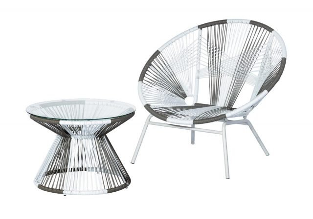 Composto da un tavolino con piano in vetro (Ø 60 cm) e una poltrona, il coffee set Koh Samui è in metallo e rattan sintetico bianco e grigio. Costa 150 euro. Composto da un tavolino con piano in vetro (Ø 60 cm) e una poltrona, il coffee set Koh Samui è in metallo e rattan sintetico bianco e grigio. Costa 150 euro.