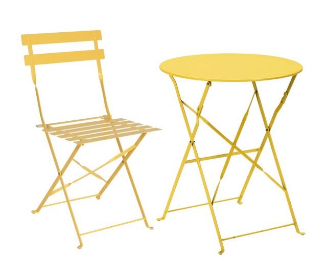 Sono pieghevoli il tavolo (Ø 60 x H 71 cm, costa 28 euro) e la sedia (costa 23 euro) in ferro verniciato in tante tinte diverse. Sono pieghevoli il tavolo (Ø 60 x H 71 cm, costa 28 euro) e la sedia (costa 23 euro) in ferro verniciato in tante tinte diverse.