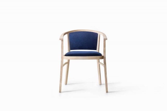 La poltroncina JIJI di Lema, firmata da Piero Lissoni, è caratterizzata da una linea aggraziata e sinuosa che ne disegna il profilo. Un’essenziale struttura in frassino naturale o tinto rovere termotrattato incornicia la morbida seduta imbottita e lo schienale. Dal sapore artigianale, la versione con schienale in paglia che ne sottolinea il carattere leggero, fresco e lievemente vanitoso. www.lemamobili.com La poltroncina JIJI di Lema, firmata da Piero Lissoni, è caratterizzata da una linea aggraziata e sinuosa che ne disegna il profilo. Un’essenziale struttura in frassino naturale o tinto rovere termotrattato incornicia la morbida seduta imbottita e lo schienale. Dal sapore artigianale, la versione con schienale in paglia che ne sottolinea il carattere leggero, fresco e lievemente vanitoso. www.lemamobili.com