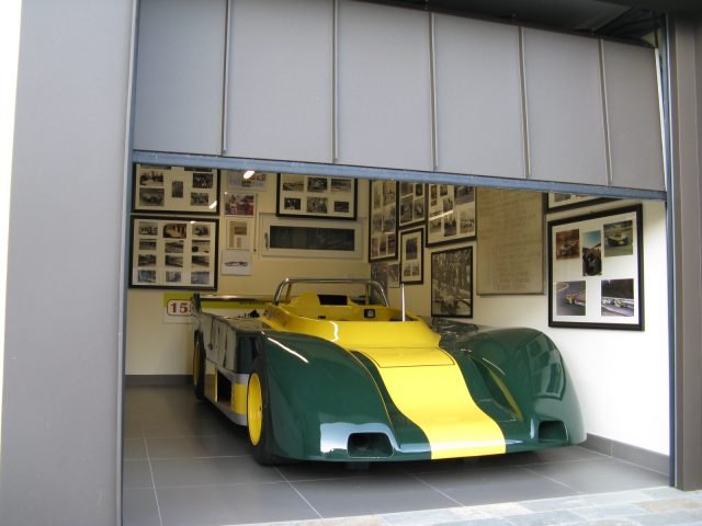 Il garage annesso all’abitazione è dotato di un portone sezionale ALR F42. Installato in applicazione L, cioè con architrave ridotto con tecnologia delle molle a torsione, è equipaggiato con motorizzazione Supramatic H (velocità 22 mm/s). Misura L 239 x H 216 cm. Il garage annesso all’abitazione è dotato di un portone sezionale ALR F42. Installato in applicazione L, cioè con architrave ridotto con tecnologia delle molle a torsione, è equipaggiato con motorizzazione Supramatic H (velocità 22 mm/s). Misura L 239 x H 216 cm.