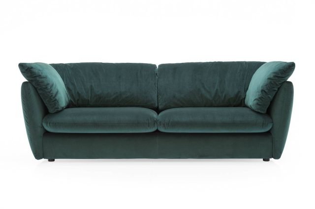 Leaf di Calligaris è il nuovo divano a due posti maxi, design Enrico Cesana, interamente rivestito in velluto Ortensia in una intensa tonalità di verde. É completamente sfoderabile. I cuscini alti dello schienale, imbottiti in poliuretano espanso, e i braccioli cuciti insieme lo rendono molto comfortevole. I piedini realizzati in materiale termoplastico sono nascosti sotto la struttura. Misura L 240 x P 102 x H 87 cm. www.calligaris.it Leaf di Calligaris è il nuovo divano a due posti maxi, design Enrico Cesana, interamente rivestito in velluto Ortensia in una intensa tonalità di verde. É completamente sfoderabile. I cuscini alti dello schienale, imbottiti in poliuretano espanso, e i braccioli cuciti insieme lo rendono molto comfortevole. I piedini realizzati in materiale termoplastico sono nascosti sotto la struttura. Misura L 240 x P 102 x H 87 cm. www.calligaris.it