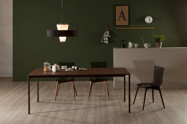 Evo di Tonin Casa è il nuovo tavolo caratterizzato da una semplice struttura in metallo verniciato in tre varianti di colore; il piano è disponibile in legno o in laminato. Un modello essenziale e elegante che riprende lo stile nordico. www.tonincasa.it Evo di Tonin Casa è il nuovo tavolo caratterizzato da una semplice struttura in metallo verniciato in tre varianti di colore; il piano è disponibile in legno o in laminato. Un modello essenziale e elegante che riprende lo stile nordico. www.tonincasa.it