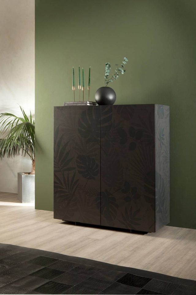 Jungle di Tonin Casa è la nuova madia resa unica dal pattern stile giungla che ne ricopre la superficie: le ante e i fianchi infatti sono decorati da foglie stilizzate tono su tono. La forma lineare e la decorazione raffinata la rendono un arredo facile da ambientare. www.tonincasa.it Jungle di Tonin Casa è la nuova madia resa unica dal pattern stile giungla che ne ricopre la superficie: le ante e i fianchi infatti sono decorati da foglie stilizzate tono su tono. La forma lineare e la decorazione raffinata la rendono un arredo facile da ambientare. www.tonincasa.it