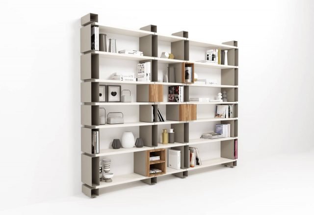 Modulo di Barel è la nuova libreria a parete, design Elio Garis, caratterizzata dalla struttura in ferro laccato in diverse tonalità di grigio e dai ripiani in Mdf laccato bianco. Fra i ripiani sono inseriti una serie di contenitori in rovere nodato nelle varianti vuoti, con ripiani o con un'anta. Misura L 282 x P 30/35 x H 222 cm. www.barel.it Modulo di Barel è la nuova libreria a parete, design Elio Garis, caratterizzata dalla struttura in ferro laccato in diverse tonalità di grigio e dai ripiani in Mdf laccato bianco. Fra i ripiani sono inseriti una serie di contenitori in rovere nodato nelle varianti vuoti, con ripiani o con un'anta. Misura L 282 x P 30/35 x H 222 cm. www.barel.it