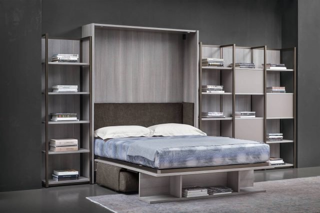 SALVASPAZIO MA SUPERCOMODO. LondonBridge di Flou è il nuovo mobile-parete con letto a scomparsa e divano, design Giulio Manzoni, dotato di un meccanismo brevettato che ne garantisce la perfetta chiusura per una protezione totale dalla polvere. Il divano due posti è rivestito in tessuto sfoderabile; una volta abbassato il mobile-parete, compare il letto matrimoniale, con doghe e con una testata imbottita, pronto all'uso. La mensola frontale ruota e fa da base di appoggio al letto, non richiede di essere svuotata prima dell'apertura. www.flou.it SALVASPAZIO MA SUPERCOMODO. LondonBridge di Flou è il nuovo mobile-parete con letto a scomparsa e divano, design Giulio Manzoni, dotato di un meccanismo brevettato che ne garantisce la perfetta chiusura per una protezione totale dalla polvere. Il divano due posti è rivestito in tessuto sfoderabile; una volta abbassato il mobile-parete, compare il letto matrimoniale, con doghe e con una testata imbottita, pronto all'uso. La mensola frontale ruota e fa da base di appoggio al letto, non richiede di essere svuotata prima dell'apertura. www.flou.it