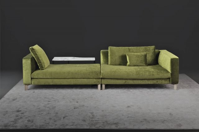 Tay di Flou è il nuovo divano componibile, design Massimo Castagna, formato da moduli base dotati di cuscini, sia dello schienale sia della seduta, con forme diverse per dare vita a composizioni flessibili e articolate: in linea, ad angolo, con e senza braccioli o schienali, con allunghi laterali e chaise longue... Il rivestimento è totalmente sfoderabile, i piedini sono in alluminio. www.flou.it Tay di Flou è il nuovo divano componibile, design Massimo Castagna, formato da moduli base dotati di cuscini, sia dello schienale sia della seduta, con forme diverse per dare vita a composizioni flessibili e articolate: in linea, ad angolo, con e senza braccioli o schienali, con allunghi laterali e chaise longue... Il rivestimento è totalmente sfoderabile, i piedini sono in alluminio. www.flou.it
