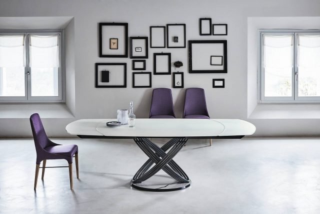 Fusion di Bontempi è il nuovo tavolo caratterizzato dalla presenza di una base scultorea formata da anelli in acciaio laccato che poggiano su una base circolare nelle versioni in legno impiallacciato, supermarmo o in acciaio laccato. Il piano, fisso o allungabile, è disponibile in cristallo, marmo, superceramica, legno massellato o impiallacciato. www.bontempi.it Fusion di Bontempi è il nuovo tavolo caratterizzato dalla presenza di una base scultorea formata da anelli in acciaio laccato che poggiano su una base circolare nelle versioni in legno impiallacciato, supermarmo o in acciaio laccato. Il piano, fisso o allungabile, è disponibile in cristallo, marmo, superceramica, legno massellato o impiallacciato. www.bontempi.it