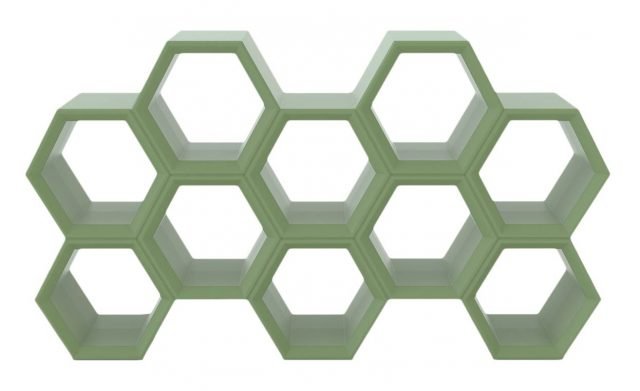 Hexa di Slide è la nuova libreria modulare, design Taeke Halma, formata da una serie di vani esagonali, che ricordano un alveare, interamente realizzata in polietilene, con la tecnologia dello stampaggio rotazionale, da scegliere nei colori standard o laccati. Misura L 198 x P 37 x H 112 cm. ww.slidedesign.it Hexa di Slide è la nuova libreria modulare, design Taeke Halma, formata da una serie di vani esagonali, che ricordano un alveare, interamente realizzata in polietilene, con la tecnologia dello stampaggio rotazionale, da scegliere nei colori standard o laccati. Misura L 198 x P 37 x H 112 cm. ww.slidedesign.it