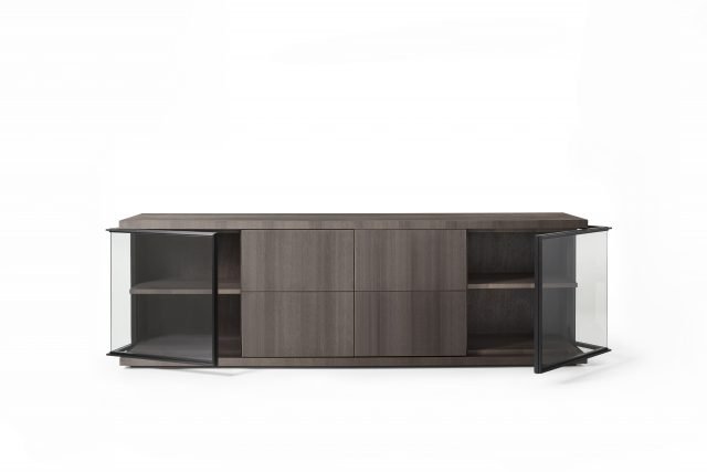 Elegante contenitore a servizio della sala da pranzo, Glance di Lema nella versione madia, una raffinata sincrasi tra la forza del rovere termotrattato e la leggerezza del cristallo, delicatamente uniti dall’alluminio bronzato che ne delinea il perimetro. È completato da raffinati ripiani in vetro e da cassetti portaposate dove riporre i servizi più preziosi. Dettagli luminosi valorizzano gli interni e il loro contenuto. www.lemamobili.com Elegante contenitore a servizio della sala da pranzo, Glance di Lema nella versione madia, una raffinata sincrasi tra la forza del rovere termotrattato e la leggerezza del cristallo, delicatamente uniti dall’alluminio bronzato che ne delinea il perimetro. È completato da raffinati ripiani in vetro e da cassetti portaposate dove riporre i servizi più preziosi. Dettagli luminosi valorizzano gli interni e il loro contenuto. www.lemamobili.com