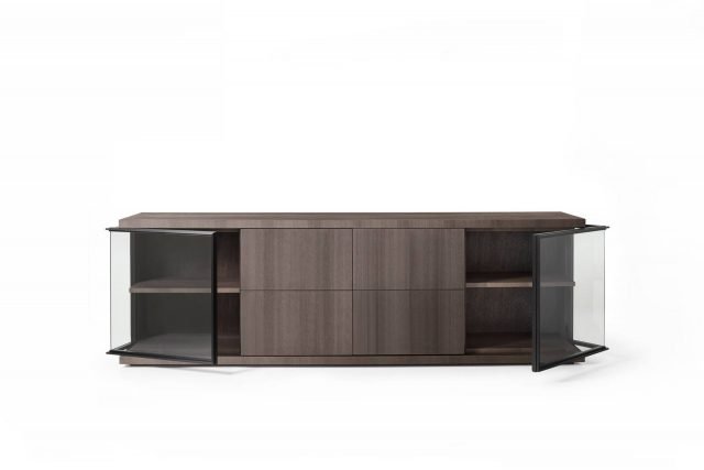 Elegante contenitore a servizio della sala da pranzo, GLANCE di Lema nella versione madia, una raffinata sincrasi tra la forza del rovere termotrattato e la leggerezza del cristallo, delicatamente uniti dall’alluminio bronzato che ne delinea il perimetro. È completato da raffinati ripiani in vetro e da cassetti portaposate dove riporre i servizi più preziosi. Dettagli luminosi valorizzano gli interni e il loro contenuto. www.lemamobili.com Elegante contenitore a servizio della sala da pranzo, GLANCE di Lema nella versione madia, una raffinata sincrasi tra la forza del rovere termotrattato e la leggerezza del cristallo, delicatamente uniti dall’alluminio bronzato che ne delinea il perimetro. È completato da raffinati ripiani in vetro e da cassetti portaposate dove riporre i servizi più preziosi. Dettagli luminosi valorizzano gli interni e il loro contenuto. www.lemamobili.com