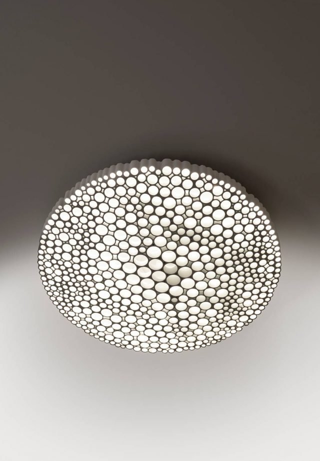 34. La nuova lampada a soffitto, designer Neil Poulton, di Artemide ha l'aspetto di una griglia traforata da cui filtra la luce: la struttura portante è in metallo, l'elemento frontale è realizzato in materiale plastico stampato ad iniezione. Inoltre è dotata di un motore luminoso e di una piastra led con ottiche integrate. Misura ø 50 x H 75 cm. www.artemide.com 34. La nuova lampada a soffitto, designer Neil Poulton, di Artemide ha l'aspetto di una griglia traforata da cui filtra la luce: la struttura portante è in metallo, l'elemento frontale è realizzato in materiale plastico stampato ad iniezione. Inoltre è dotata di un motore luminoso e di una piastra led con ottiche integrate. Misura ø 50 x H 75 cm. www.artemide.com