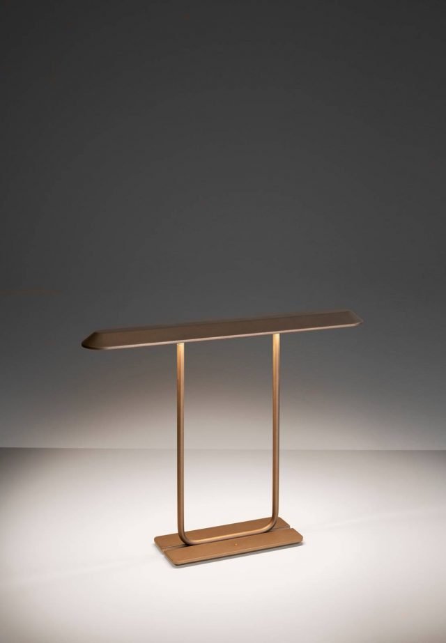 35. Tempio di Artemide è la nuova lampada da tavolo, design Atelier Oï, che si ispira alla forma dei tetti degli antichi tempi giapponesi. É interamente realizzata in alluminio pressofuso disponibile in tre colori: oro, rosso e arancio. www.artemide.com 35. Tempio di Artemide è la nuova lampada da tavolo, design Atelier Oï, che si ispira alla forma dei tetti degli antichi tempi giapponesi. É interamente realizzata in alluminio pressofuso disponibile in tre colori: oro, rosso e arancio. www.artemide.com