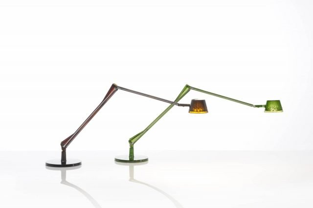 Aledin di Kartell è la nuova lampada da tavolo a Led dotata di un lungo braccio snodato dotato di due stecche in alluminio, con la funzione di conduttore, al posto dei fili; la testa luminosa ha un piccolo cono sfaccettato come paralume. La struttura é realizzata in policarbonato trasparente. www.kartell.com Aledin di Kartell è la nuova lampada da tavolo a Led dotata di un lungo braccio snodato dotato di due stecche in alluminio, con la funzione di conduttore, al posto dei fili; la testa luminosa ha un piccolo cono sfaccettato come paralume. La struttura é realizzata in policarbonato trasparente. www.kartell.com
