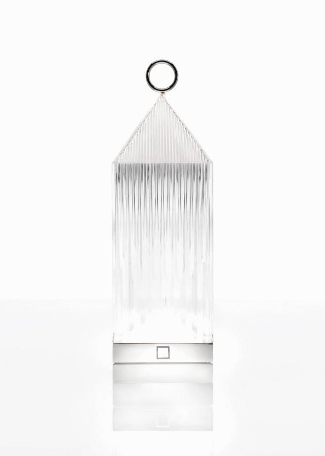 Lantern di Kartell è la nuova lampada portatile a Led disegnata da Fabio Novembre: è una lanterna trasparente che si ricarica semplicemente appoggiandola su una base conduttrice. La luce è proiettata grazie ad un effetto grafico del design. É disponibile in cinque colorazioni: Ambra, Cristallo, Fumè, Rosso e Glicine. www.kartell.com Lantern di Kartell è la nuova lampada portatile a Led disegnata da Fabio Novembre: è una lanterna trasparente che si ricarica semplicemente appoggiandola su una base conduttrice. La luce è proiettata grazie ad un effetto grafico del design. É disponibile in cinque colorazioni: Ambra, Cristallo, Fumè, Rosso e Glicine. www.kartell.com