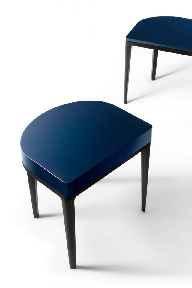 Pensato per accompagnare il letto, il comodino VIC ripropone anch’esso delle forme classiche rilette in chiave. Con struttura in legno massello, è proposto nelle due varianti, con e senza cassetto, la prima in laccato lucido o opaco, la seconda con piano in marmo a sottile anno, caratterizzata dal frame perimetrale dell’anta in metallo nero si arricchisce con la nuova preziosa versione in cuoio. www.lemamobili.com Pensato per accompagnare il letto, il comodino VIC ripropone anch’esso delle forme classiche rilette in chiave. Con struttura in legno massello, è proposto nelle due varianti, con e senza cassetto, la prima in laccato lucido o opaco, la seconda con piano in marmo a sottile anno, caratterizzata dal frame perimetrale dell’anta in metallo nero si arricchisce con la nuova preziosa versione in cuoio. www.lemamobili.com