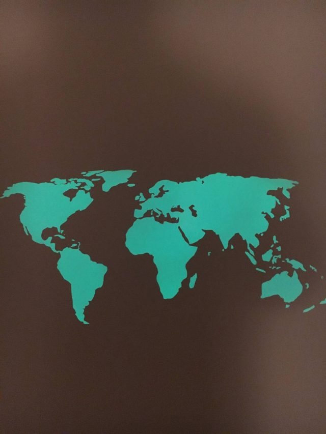 Mappa del mondo fluorescente, fosforescente di Fluostyle. Dotata di "application tape” che accumula la luce di giorno e la rilascia di notte è realizzato con vinile luminescente di 3M™ Il prodotto non è tossico è ideale anche per le cambrette dei neonati. Misura 55x28 cm al prezzo di 19,96 euro. www.fluostyle.it Mappa del mondo fluorescente, fosforescente di Fluostyle. Dotata di "application tape” che accumula la luce di giorno e la rilascia di notte è realizzato con vinile luminescente di 3M™ Il prodotto non è tossico è ideale anche per le cambrette dei neonati. Misura 55x28 cm al prezzo di 19,96 euro. www.fluostyle.it