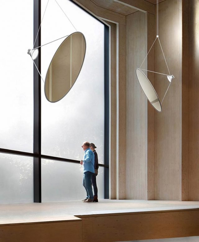 Sol 03 di Luceplan è la nuova lampada a sospensione orientabile nello spazio disegnata da Daniel Rybakken: è composta da una grande membrana in materiale plastico a specchio metallizzata, di forma circolare, sospesa per mezzo di una sottile struttura in metallo che permette di ruotare il disco. Il corpo illuminante in alluminio pressofuso dotato di Led proietta un fascio di luce sul grande disco che diffonde e riflette piacevolmente la luce: una lampada a metà tra arte e design. Misura ø 75 cm e ø 108 cm. www.luceplan.com Sol 03 di Luceplan è la nuova lampada a sospensione orientabile nello spazio disegnata da Daniel Rybakken: è composta da una grande membrana in materiale plastico a specchio metallizzata, di forma circolare, sospesa per mezzo di una sottile struttura in metallo che permette di ruotare il disco. Il corpo illuminante in alluminio pressofuso dotato di Led proietta un fascio di luce sul grande disco che diffonde e riflette piacevolmente la luce: una lampada a metà tra arte e design. Misura ø 75 cm e ø 108 cm. www.luceplan.com