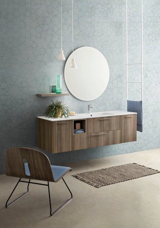 Piano in marmoresina bianca opaca con vasca integrata, specchio rotondo e lampada a sospensione, composizione velvet cerasa Piano in marmoresina bianca opaca con vasca integrata, specchio rotondo e lampada a sospensione, composizione velvet cerasa