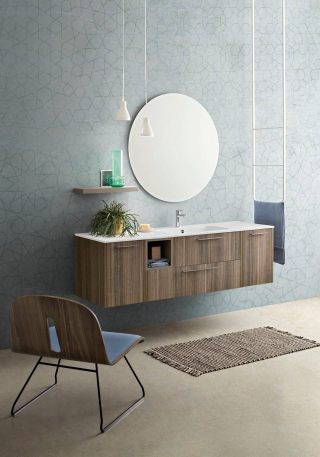 Piano in marmoresina bianca opaca con vasca integrata, specchio rotondo e lampada a sospensione, composizione velvet cerasa Piano in marmoresina bianca opaca con vasca integrata, specchio rotondo e lampada a sospensione, composizione velvet cerasa