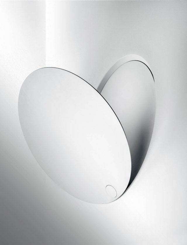 Caveau di Icone Luce è la nuova applique che fonde insieme le caratteristiche di un faretto e quelle di una lampada: è formata da un disco sottile che, chiuso, aderisce perfettamente alla parete, una volta aperto invece permette di regolare la luminosità variando l'angolazione di apertura (da 0° a 90°). Monta un circuito a Led ed è dotata di apertura automatizzata. Misura ø 32 cm. www.iconeluce.com Caveau di Icone Luce è la nuova applique che fonde insieme le caratteristiche di un faretto e quelle di una lampada: è formata da un disco sottile che, chiuso, aderisce perfettamente alla parete, una volta aperto invece permette di regolare la luminosità variando l'angolazione di apertura (da 0° a 90°). Monta un circuito a Led ed è dotata di apertura automatizzata. Misura ø 32 cm. www.iconeluce.com