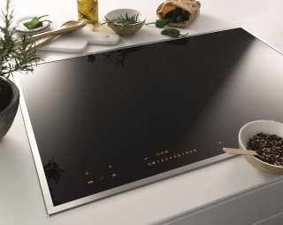 La tecnologia Miele TempControl del piano cottura ad induzione KM 6629 di Miele rileva la temperatura sul fondo della padella e la mantiene costante per tutto il tempo della preparazione. Ha 4 zone di cottura e può essere collegato alla cappa che reagisce automaticamente alle impostazioni accnedendosi. Misura 91,4x41,6 cm. Prezzo 2.810 euro. www.miele.it La tecnologia Miele TempControl del piano cottura ad induzione KM 6629 di Miele rileva la temperatura sul fondo della padella e la mantiene costante per tutto il tempo della preparazione. Ha 4 zone di cottura e può essere collegato alla cappa che reagisce automaticamente alle impostazioni accnedendosi. Misura 91,4x41,6 cm. Prezzo 2.810 euro. www.miele.it