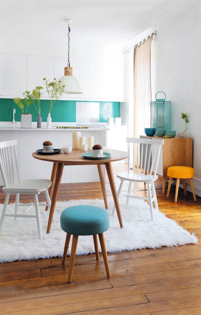 In massello di quercia biondo-dorato con gambe inclinate, il tavolo si rifà ai modelli anni '50. Intorno, le sedie in legno laccato bianco, sempre dal sapore vintage, rischiarano l'insieme. Norway di Maisons Du Monde misura Ø 100 x H 74 cm e costa 299,90 euro. In massello di quercia biondo-dorato con gambe inclinate, il tavolo si rifà ai modelli anni '50. Intorno, le sedie in legno laccato bianco, sempre dal sapore vintage, rischiarano l'insieme. Norway di Maisons Du Monde misura Ø 100 x H 74 cm e costa 299,90 euro.