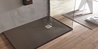Piatti doccia: a filo pavimento e non, con forme, misure e colori a volte personalizzabili