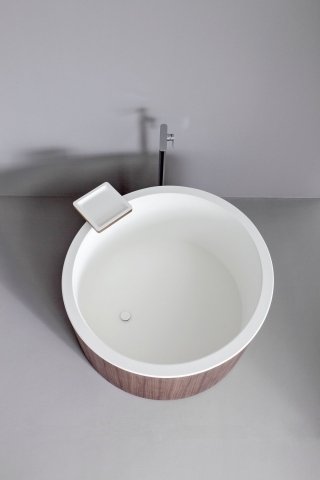 vasca Dressage di Graff accoppiata al legno massello composta di una lastra in Corian® DuPont™ vasca Dressage di Graff accoppiata al legno massello composta di una lastra in Corian® DuPont™
